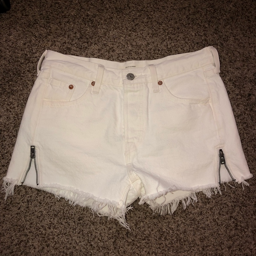 NWOT levi white shorts (didn’t fit me)